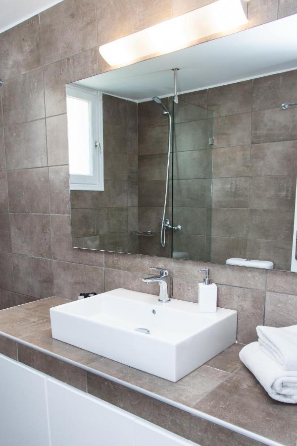 Sunny And Minimal Apt In Glyfada With 3 Bdrm Atene Esterno foto