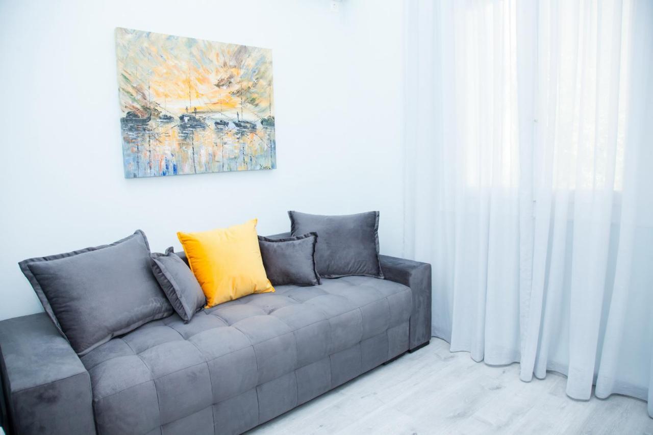 Sunny And Minimal Apt In Glyfada With 3 Bdrm Atene Esterno foto