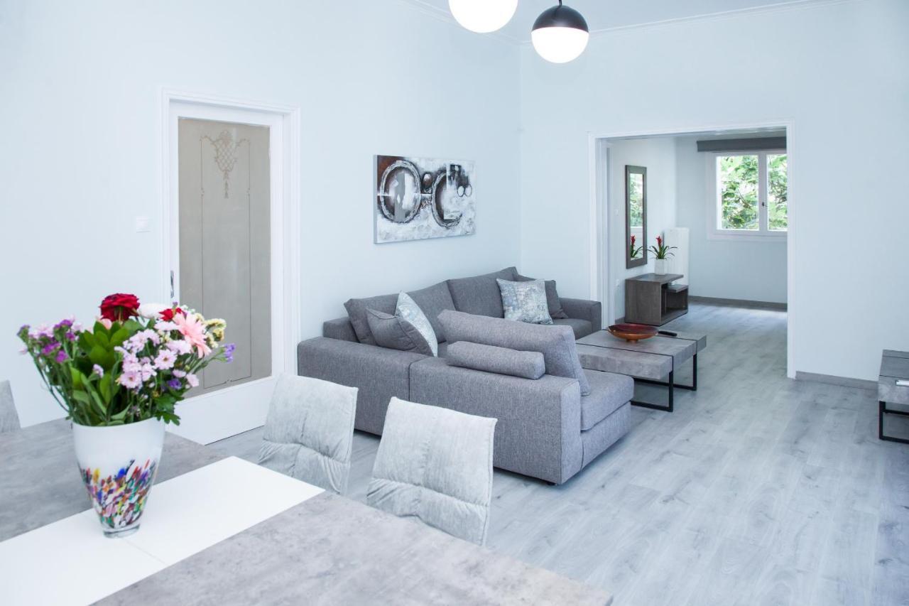 Sunny And Minimal Apt In Glyfada With 3 Bdrm Atene Esterno foto