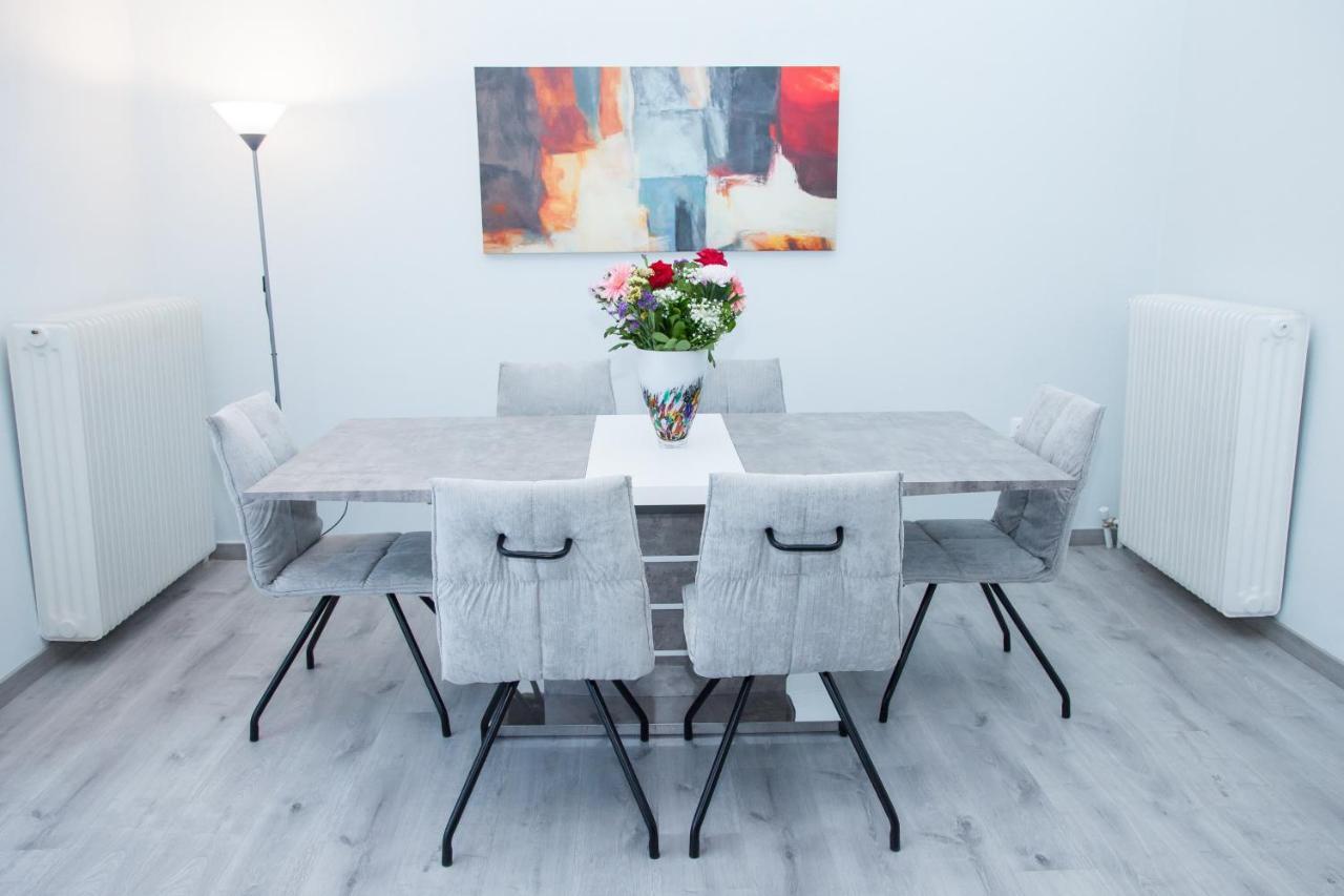 Sunny And Minimal Apt In Glyfada With 3 Bdrm Atene Esterno foto